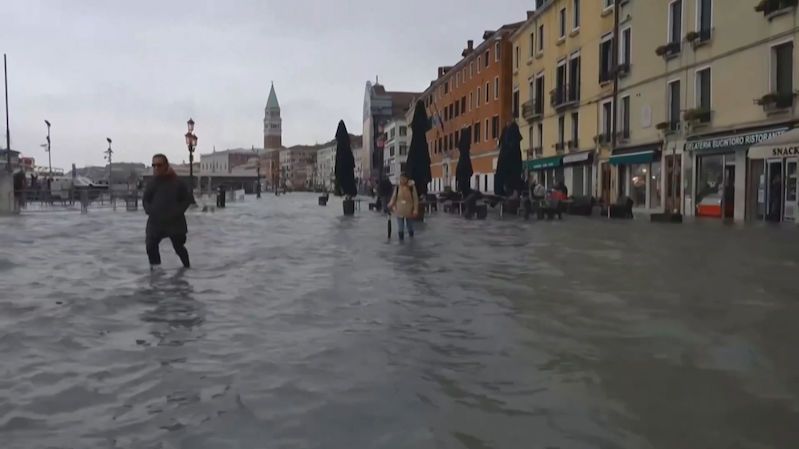 Benátky zasáhly nejhorší povodně za půl století. Starosta vyhlásil stav nouze